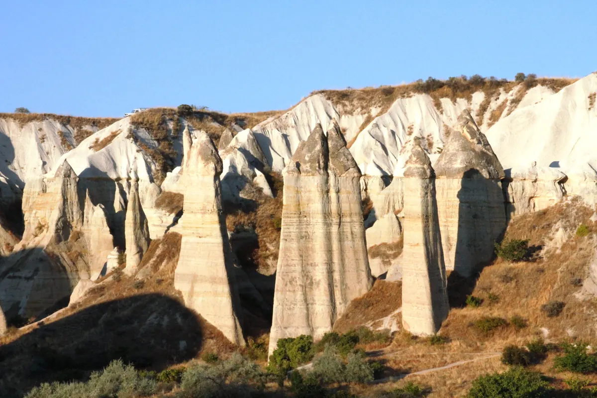 Gli alti camini delle fate della Valle dell’Amore nella luce della sera, Göreme