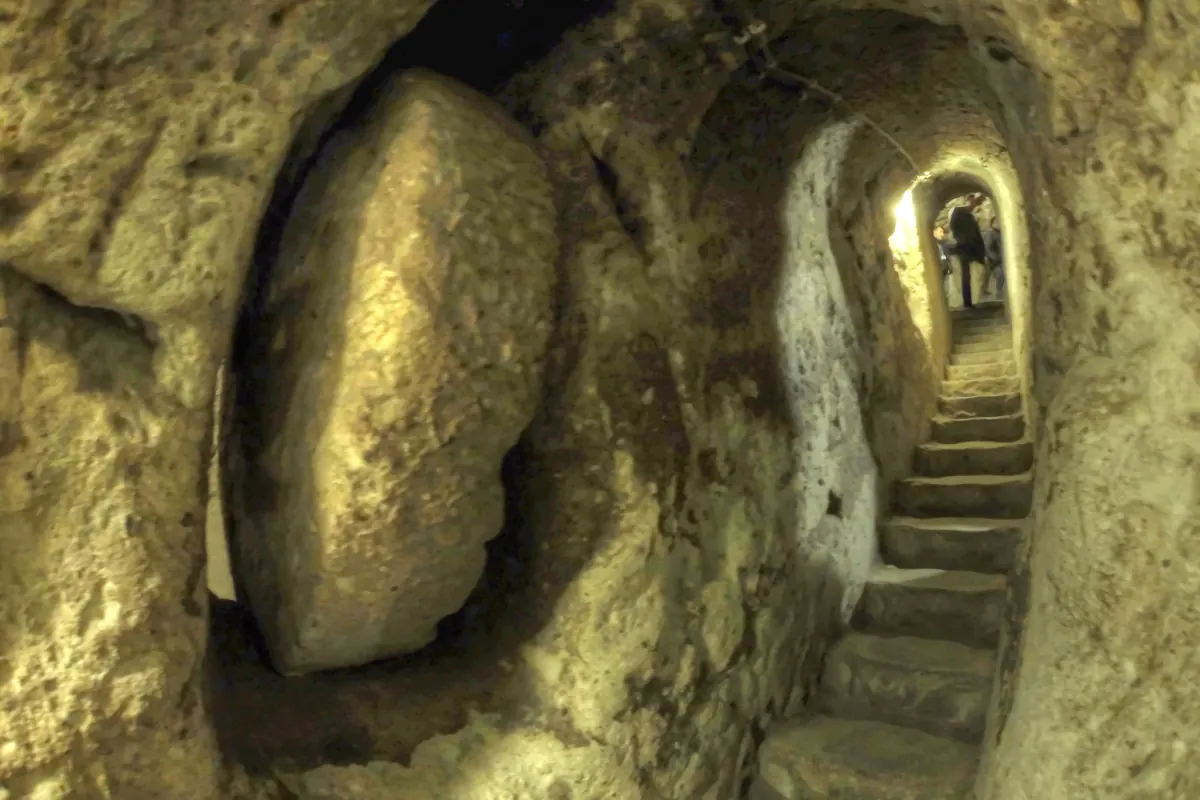 Porta di pietra a macina e scale nella città sotterranea di Derinkuyu