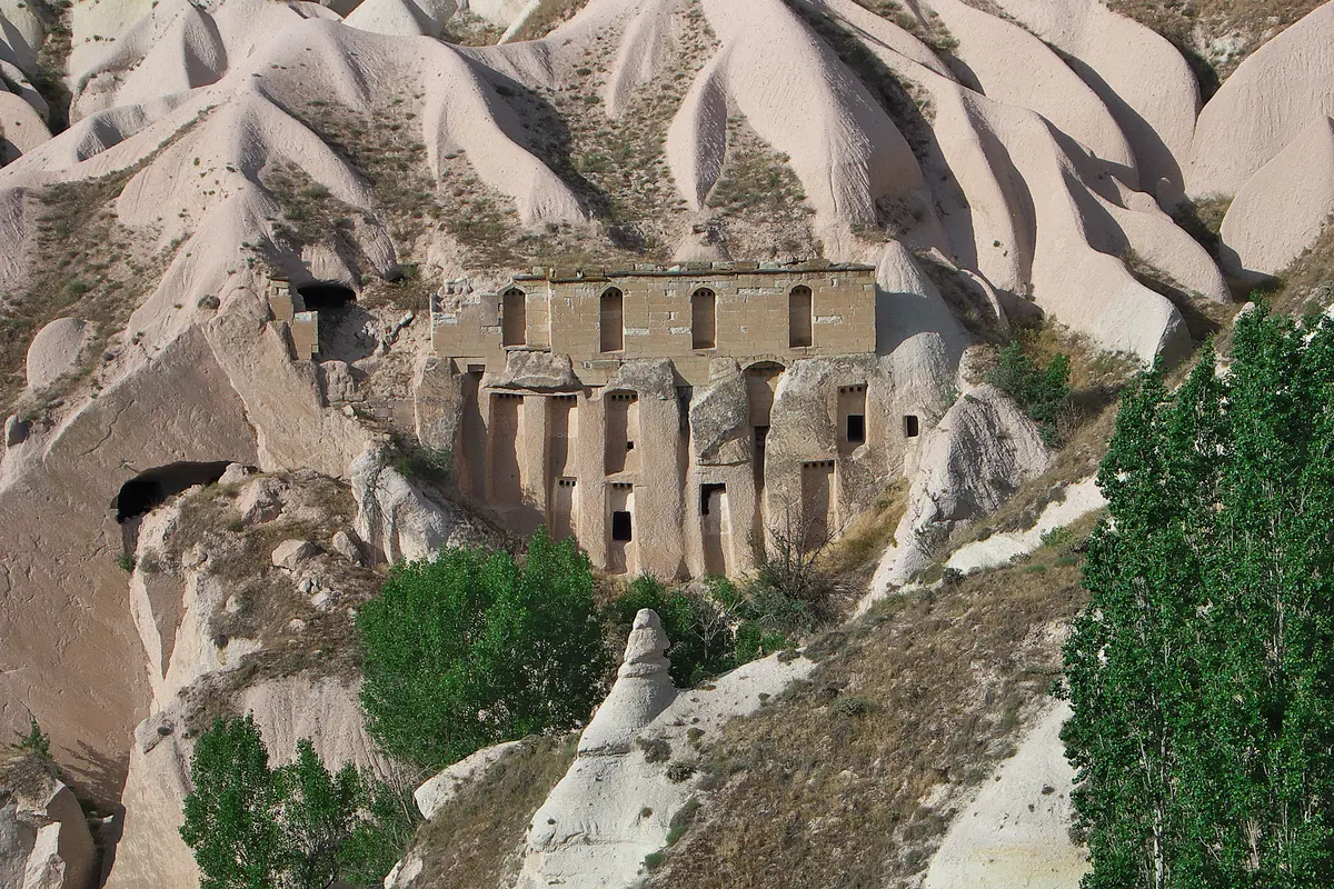 Rumah merpati pahatan batu di Pigeon Valley antara Uçhisar dan Göreme